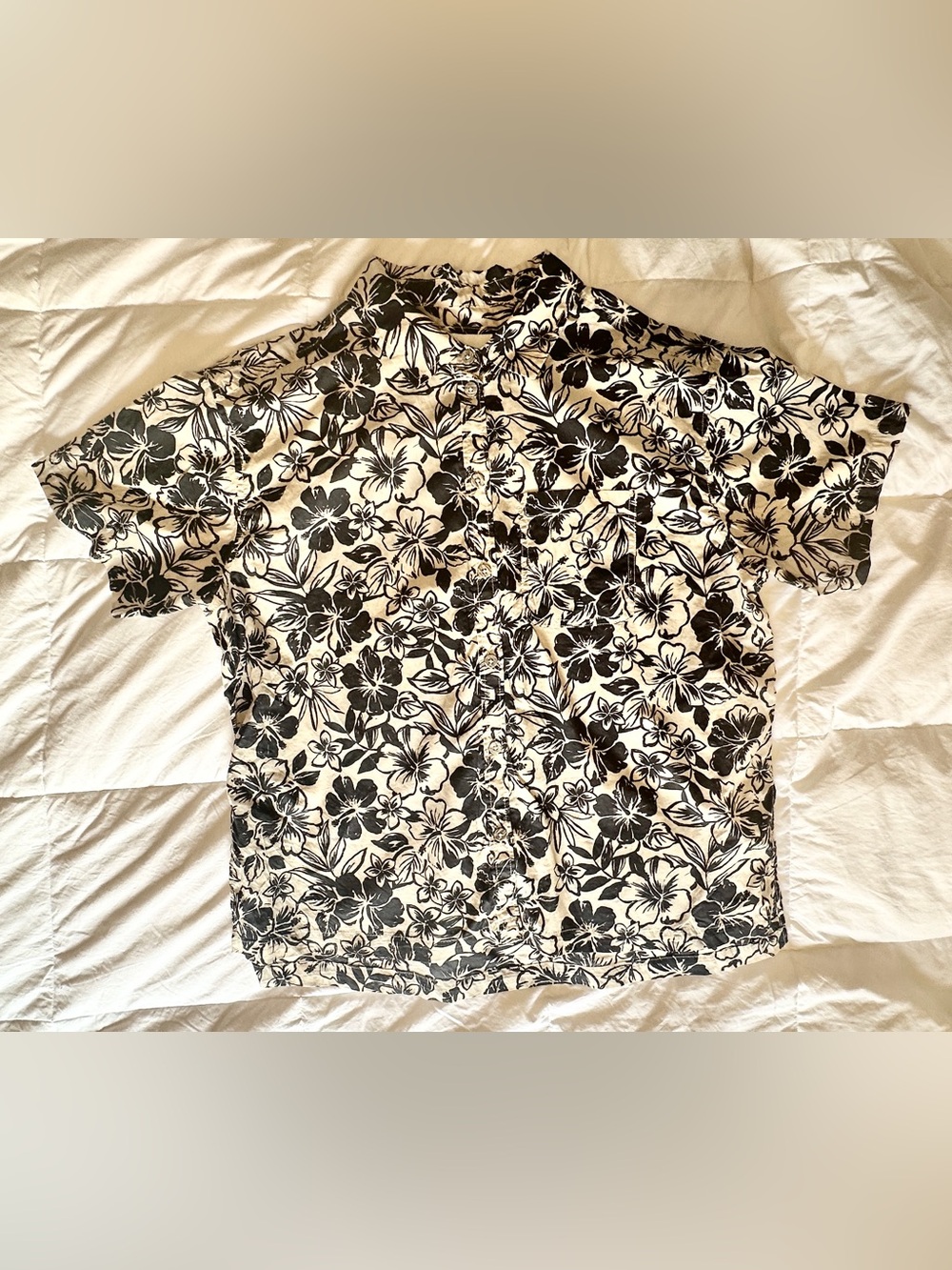 American Eagle Outfitters Black and White Floral Short-Sleeve Button-Down
